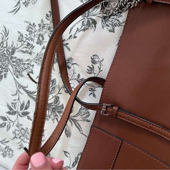 Guess purse/tote - Picture 2 of 2